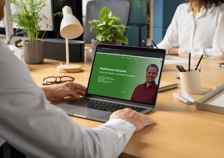Mann am Laptop mit geöffneter Website von MediaService Steinecke – Kontaktformular für Webdesign aus Burgdorf